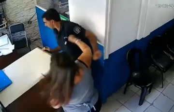 Violencia en una comisaría: un policía golpeó a una mujer que quiso denunciar una estafa Violencia en una comisaría: un policía golpeó a una mujer que quiso denunciar una estafa