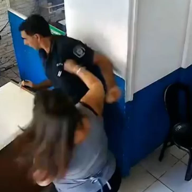 Violencia en una comisaría: un policía golpeó a una mujer que quiso denunciar una estafa Violencia en una comisaría: un policía golpeó a una mujer que quiso denunciar una estafa