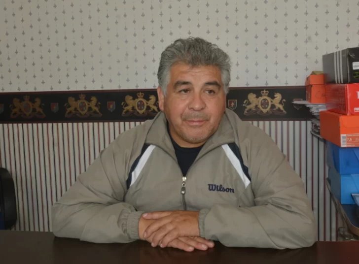 Emotivo homenaje a “Peneca” Muñoz, histórico del fútbol de Río Gallegos: esparcieron sus cenizas en la cancha de Defensores