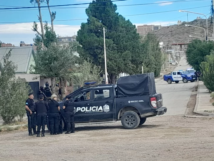  Fuerzas especiales en la cuadra del suceso. FOTO: TAMARA MORENO/LA OPINIÓN AUSTRAL