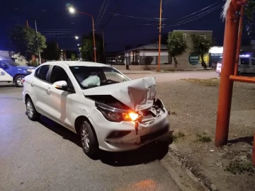 Irresponsabilidad al volante: circulaba alcoholizado y chocó dos autos estacionados Irresponsabilidad al volante: circulaba alcoholizado y chocó dos autos estacionados