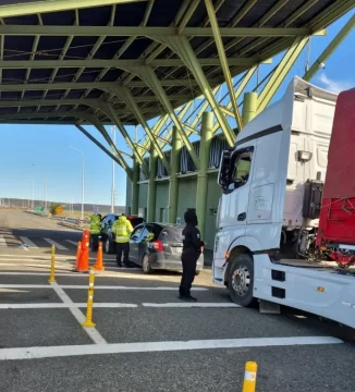 Atraparon al pasajero de un colectivo con un “porro” en uno de los accesos a Río Gallegos Atraparon al pasajero de un colectivo con un “porro” en uno de los accesos a Río Gallegos
