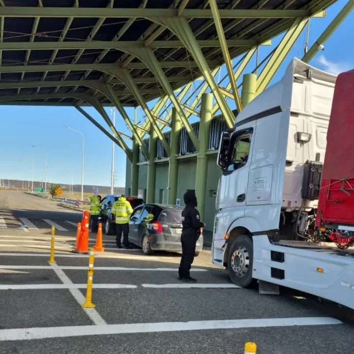 Atraparon al pasajero de un colectivo con un “porro” en uno de los accesos a Río Gallegos Atraparon al pasajero de un colectivo con un “porro” en uno de los accesos a Río Gallegos