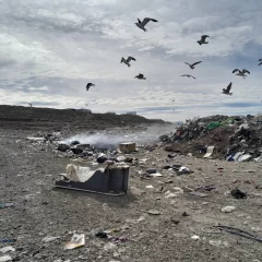Fuego en el basural de Caleta Olivia: tras el operativo nocturno aún hay humo y focos calientes