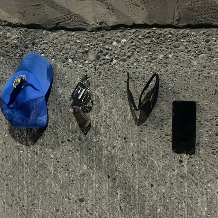 Un delincuente vio a la Policía en la calle, escapó y se le cayó un arma de fuego: lo detuvieron Un delincuente vio a la Policía en la calle, escapó y se le cayó un arma de fuego: lo detuvieron