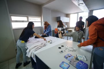 Vecinos estampan las Malvinas en su ropa en La Opinión Austral: “Se tiene que recordar” Vecinos estampan las Malvinas en su ropa en La Opinión Austral: “Se tiene que recordar”