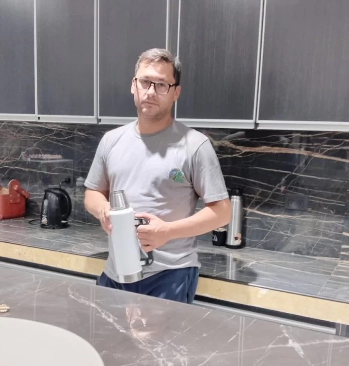 Juan Manuel Segura, distribuidor en la zona norte, impulsó el ingreso de la carne de guanaco al mercado formal en localidades como Las Heras, Caleta Olivia y Pico Truncado. Juan Manuel Segura, distribuidor en la zona norte, impulsó el ingreso de la carne de guanaco al mercado formal en localidades como Las Heras, Caleta Olivia y Pico Truncado.