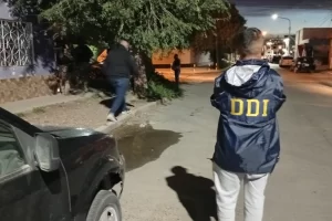 Hallaron armas, municiones y dos tonfas de la policía en un operativo por el tiroteo a una casa en Caleta Olivia
