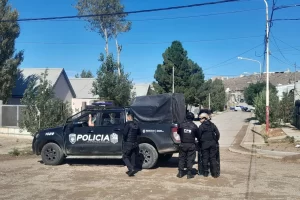 Allanamientos en Caleta Olivia tras tiroteo en el barrio 17 de Octubre: secuestran un arma y un auto