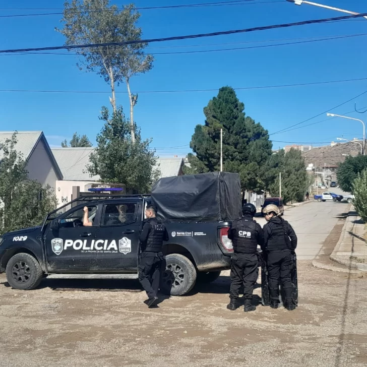 Una banda se tiroteó con otra en Caleta Olivia y la policía la tiene rodeada: atrincherados en el barrio 17 de Octubre Una banda se tiroteó con otra en Caleta Olivia y la policía la tiene rodeada: atrincherados en el barrio 17 de Octubre