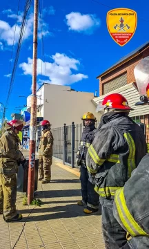 Bomberos intervinieron por cables caídos debido a las fuertes ráfagas en Río Gallegos Bomberos intervinieron por cables caídos debido a las fuertes ráfagas en Río Gallegos