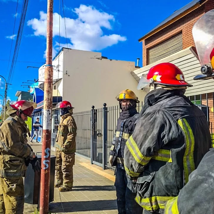 Bomberos intervinieron por cables caídos debido a las fuertes ráfagas en Río Gallegos Bomberos intervinieron por cables caídos debido a las fuertes ráfagas en Río Gallegos