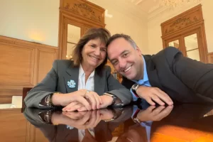 Bullrich se reunió con Adorni y ratificó la presentación de un nuevo paquete de leyes ante el Congreso Bullrich se reunió con Adorni y ratificó la presentación de un nuevo paquete de leyes ante el Congreso