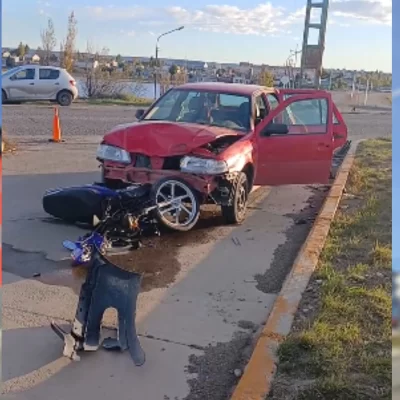 Chocaron un auto y una moto en el barrio Procrear: trasladaron un hombre al hospital Chocaron un auto y una moto en el barrio Procrear: trasladaron un hombre al hospital
