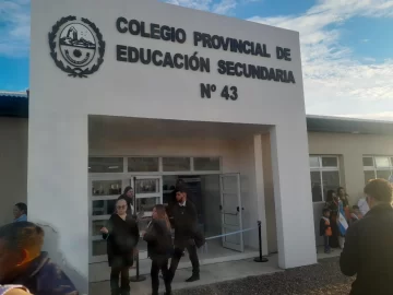 El gobernador Claudio Vidal inauguró el edificio del Colegio Secundario N° 43 en Caleta Olivia El gobernador Claudio Vidal inauguró el edificio del Colegio Secundario N° 43 en Caleta Olivia