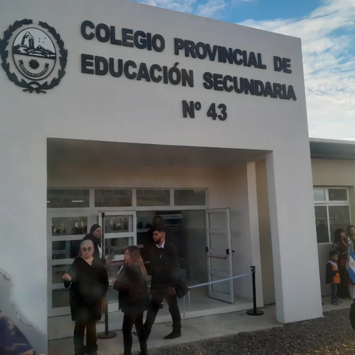 El gobernador Claudio Vidal inauguró el edificio del Colegio Secundario N° 43 en Caleta Olivia El gobernador Claudio Vidal inauguró el edificio del Colegio Secundario N° 43 en Caleta Olivia