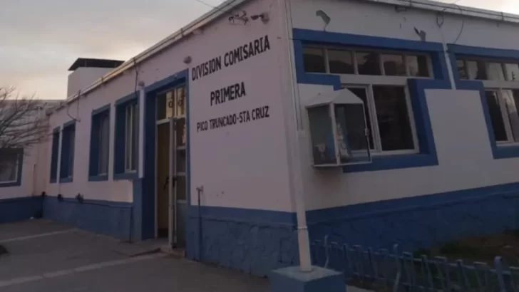  Seccional Primera de Pico Truncado. En este edificio —ubicado sobre calle Rivadavia, en una estructura más reducida que la actual— fueron alojados inicialmente los efectivos policiales detenidos en 1976, entre ellos Eloiso Quinteros, Héctor Bautista Quinteros, Valentín de Jesús Casas, Hugo Silverio Llamazares, Luis Noya y Raúl Oreste Gallardo.