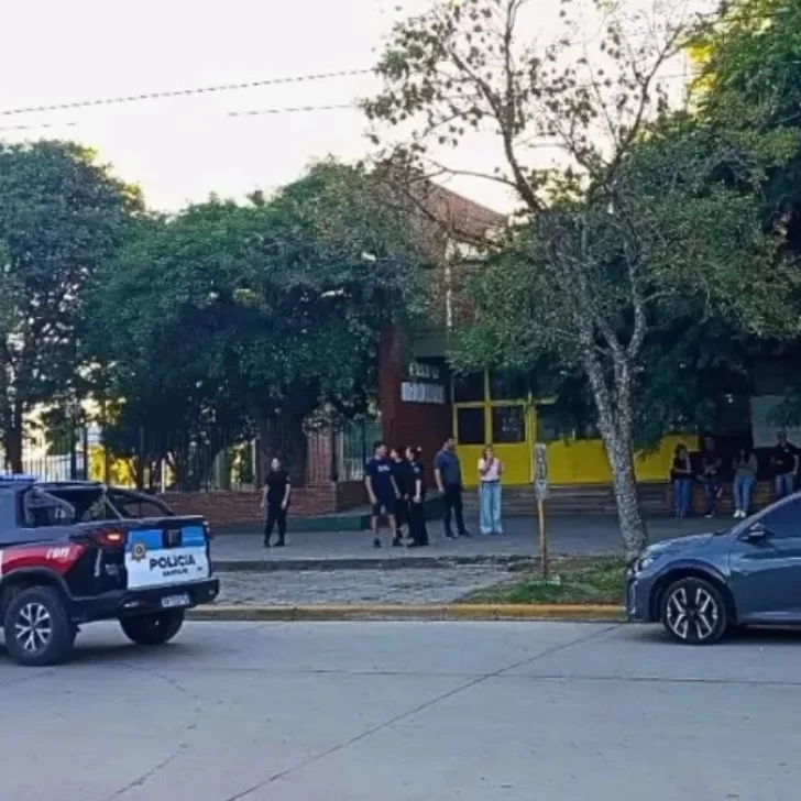 Un estudiante de secundaria entró al colegio con un arma y mató a un compañero Un estudiante de secundaria entró al colegio con un arma y mató a un compañero