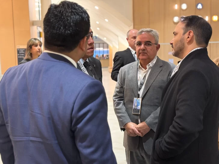 De espaldas, el gobernador Caludio Vidal conversa con otros mandatarios provinciales en las oficinas de AWS.