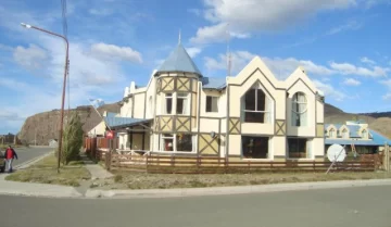 Familias que ocupan el hotel “La Aldea”, propiedad de los Kirchner, pidieron no ser desalojadas Familias que ocupan el hotel “La Aldea”, propiedad de los Kirchner, pidieron no ser desalojadas