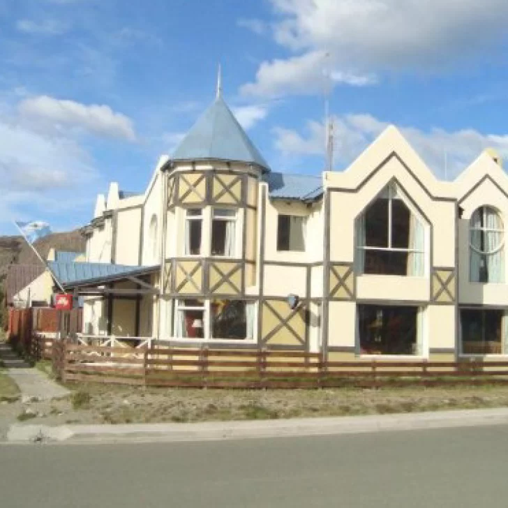 Familias que ocupan el hotel “La Aldea”, propiedad de los Kirchner, pidieron no ser desalojadas Familias que ocupan el hotel “La Aldea”, propiedad de los Kirchner, pidieron no ser desalojadas