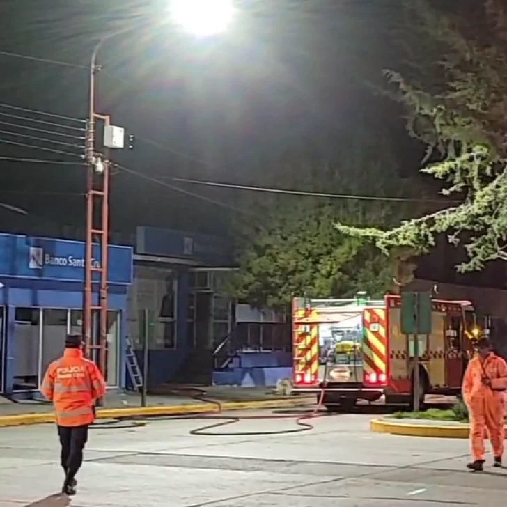 Principio de incendio en la sucursal del Banco Santa Cruz de Perito Moreno Principio de incendio en la sucursal del Banco Santa Cruz de Perito Moreno