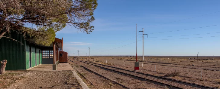 Tanto Jaramillo como Fitz Roy se desarrollaron gracias a la presencia del tren, cuya desaparición impactó negativamente en su actividad económica y demografía. Tanto Jaramillo como Fitz Roy se desarrollaron gracias a la presencia del tren, cuya desaparición impactó negativamente en su actividad económica y demografía.