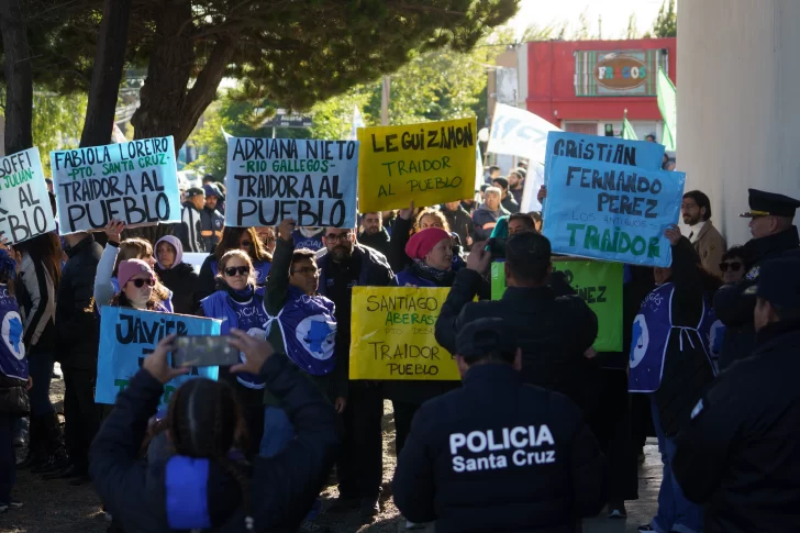 Nueva manifestación del frente sindical. (FOTO: LEANDRO FRANCO/ LA OPINIÓN AUSTRAL). Nueva manifestación del frente sindical. (FOTO: LEANDRO FRANCO/ LA OPINIÓN AUSTRAL).