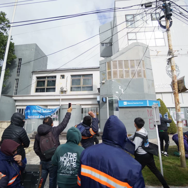 Incidentes en la Legislatura: se volvió a suspender la sesión a pesar que no se trataba la emergencia económica Incidentes en la Legislatura: se volvió a suspender la sesión a pesar que no se trataba la emergencia económica