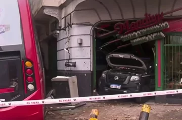 Un patrullero chocó con un colectivo y quedó incrustado dentro de una pizzería Un patrullero chocó con un colectivo y quedó incrustado dentro de una pizzería