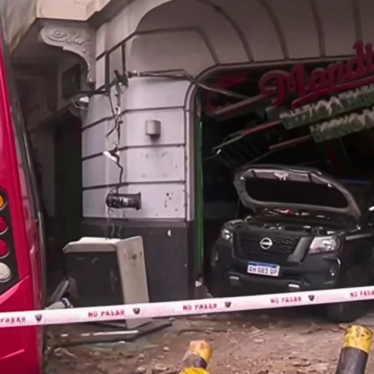 Un patrullero chocó con un colectivo y quedó incrustado dentro de una pizzería Un patrullero chocó con un colectivo y quedó incrustado dentro de una pizzería