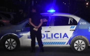 Grave accidente en Río Gallegos: un motociclista fue derivado de urgencia al hospital tras chocar con un auto Grave accidente en Río Gallegos: un motociclista fue derivado de urgencia al hospital tras chocar con un auto