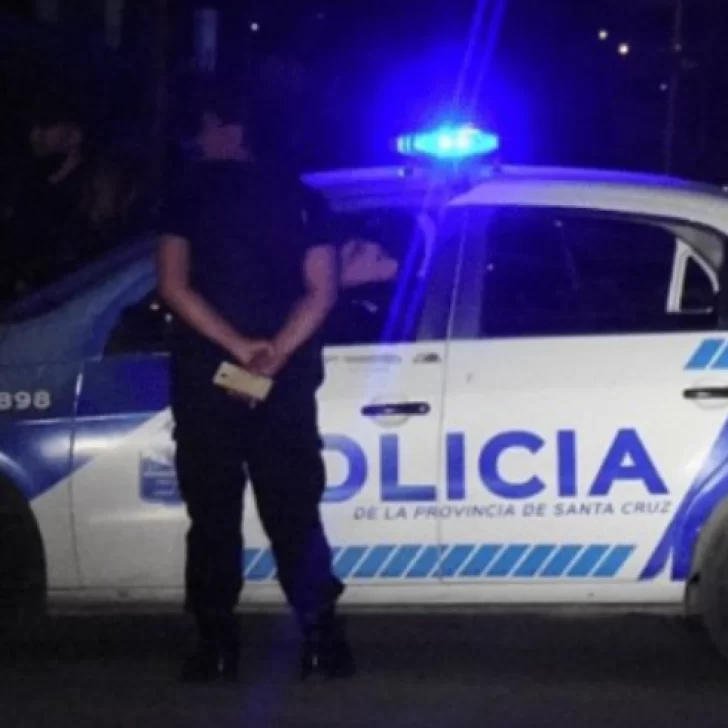 Grave accidente en Río Gallegos: un motociclista fue derivado de urgencia al hospital tras chocar con un auto Grave accidente en Río Gallegos: un motociclista fue derivado de urgencia al hospital tras chocar con un auto