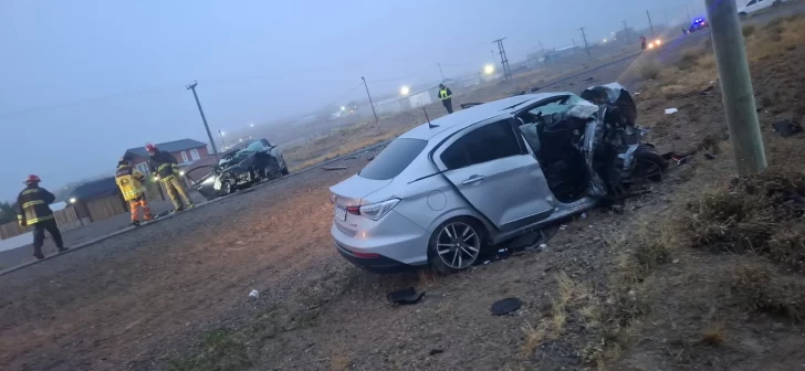  Así quedaron los vehículos tras el violento choque frontal ocurrido este domingo por la madrugada sobre Ruta Provincial 43, en la circunvalación de Las Heras.