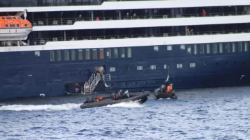 Tragedia en Tierra del Fuego: murió un turista estadounidense que se descompensó en un crucero en el Pasaje de Drake Tragedia en Tierra del Fuego: murió un turista estadounidense que se descompensó en un crucero en el Pasaje de Drake