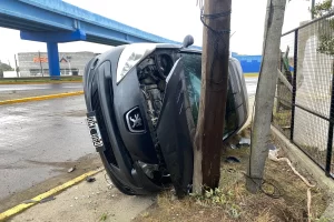 Impactante vuelco en la Autovía 17 de Octubre de Río Gallegos Impactante vuelco en la Autovía 17 de Octubre de Río Gallegos