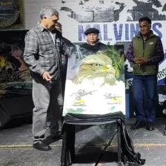 Homenaje a 44 años: un artista plástico donó una obra inspirada en los pilotos de los skyhawk que combatieron en malvinas