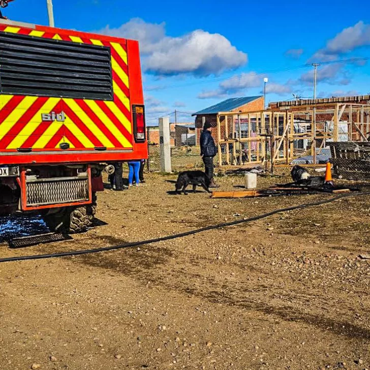 Estaban haciendo un asado y unas brasas provocaron un principio de incendio en las afueras de Río Gallegos Estaban haciendo un asado y unas brasas provocaron un principio de incendio en las afueras de Río Gallegos