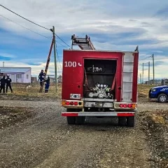 Río Gallegos: neutralizaron riesgo por cables eléctricos sueltos en plena vía pública
