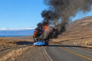 Impactante incendio de un camión en la Ruta 40: preocupación y operativo de emergencia entre El Calafate y El Chaltén