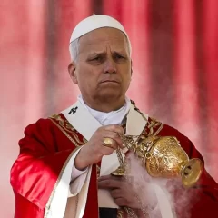 León XIV cargará la cruz en todo el Vía Crucis y marcará un gesto inusual en el Coliseo