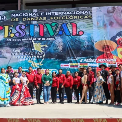 La Academia de Danzas Cruz del Sur de Santa Cruz dice presente en México