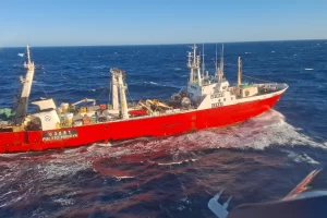 Tiene fracturas múltiples el marinero accidentado en un barco pesquero cerca de Puerto Deseado