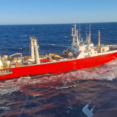 Tiene fracturas múltiples el marinero accidentado en un barco pesquero cerca de Puerto Deseado