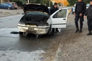 Una mujer Iba a trabajar y su auto explotó en plena calle: alcanzó a escapar antes que las llamas la atraparan