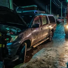 Incendio vehicular alertó a vecinos del barrio Convivir en 28 de Noviembre