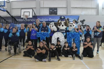 El Newcom de Río Gallegos homenajeó a los héroes de la guerra: “Malvinas no fue sólo un acontecimiento sino una cercanía por ser sureños”, dijo Elizabeth Villaroel El Newcom de Río Gallegos homenajeó a los héroes de la guerra: “Malvinas no fue sólo un acontecimiento sino una cercanía por ser sureños”, dijo Elizabeth Villaroel