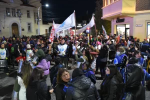 Ruido de cacerolas en el centro de Río Gallegos en reclamo de paritarias