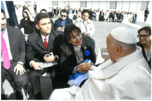 “Le dio a la iglesia un aire renovado”, dijo Graciela Almada, autora del libro “Aquí Francisco”