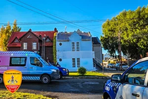 En Río Gallegos: pintaba un techo, quedó atrapado y terminó inconsciente
